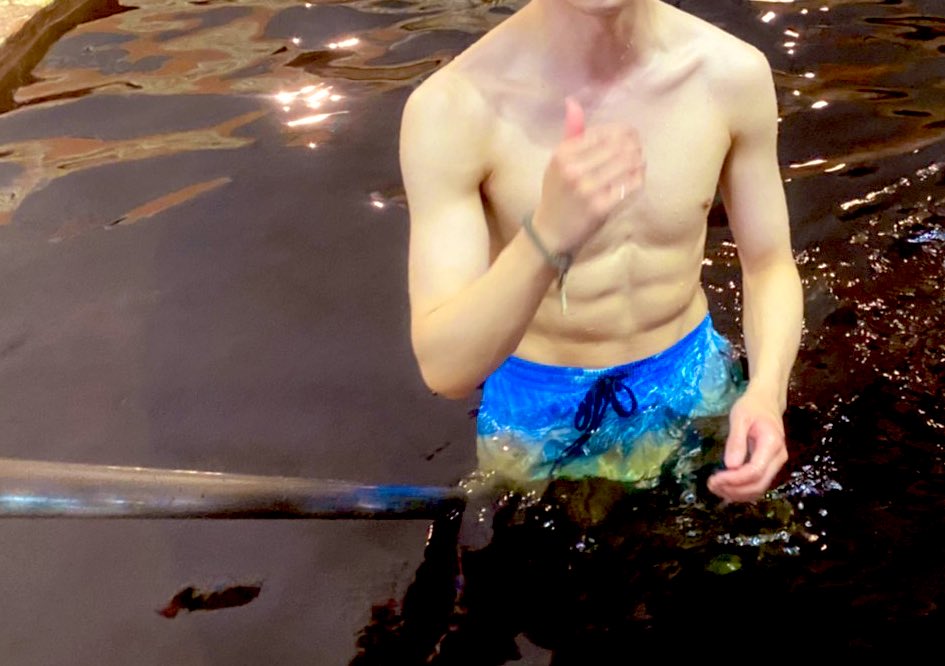 Fellatio_FS's tweet photo. 箱根のユネッサン行ってきました〜✨
なんか筋肉の映りが良かったので、公開しちゃいます！💪

多分照明と写真のマジックで筋肉が際立って見えてるだけなので、期待しないで下さいね…？🤤
フェラしてくれる紳士さん募集中です！

#ノンケ
#フェラ
#学生
#元陸上部
#バイ
#ゲイ
#横浜
#サポ https://t.co/24zkl3XKFl