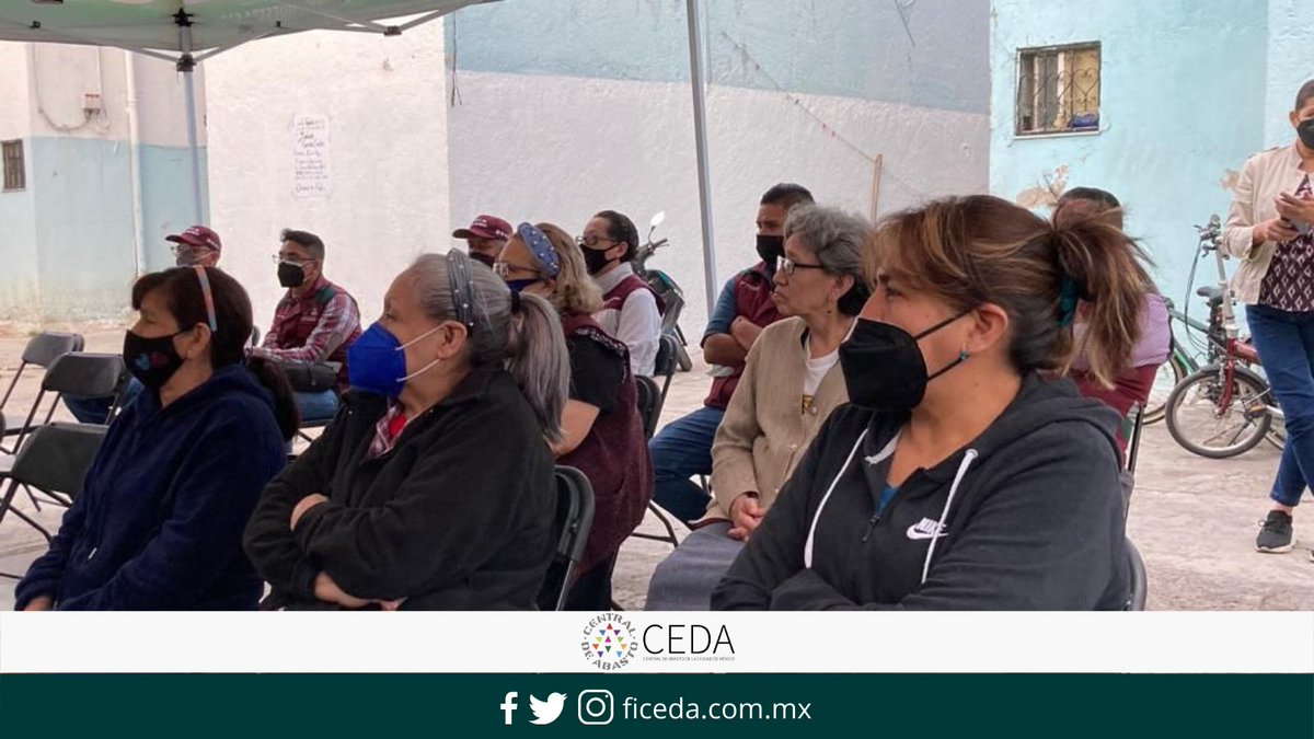 CedaGeneral's tweet photo. El día de ayer, junto con @SEDEMA_CDMX y @SGIRPC_CDMX, acompañamos al titular de @ach_CDMX, @manueloropeza68, para platicar con las vecinas y vecinos de 𝗥𝗼𝗹𝗱á𝗻 𝟭𝟮𝟳 sobre la importancia de reciclar el aceite usado comestible y transformarlo en #bioaditivo. https://t.co/IJqq2ER7YZ