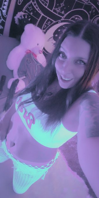 I looked so fucking cute last nite 😭 https://t.co/a3n83APJyT