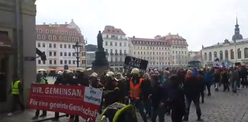 utopisdde's tweet photo. Wie immer - eine Reihe "Behelmter" im Aufzug.
#dd1803 https://t.co/0M1Xu9SwJW
