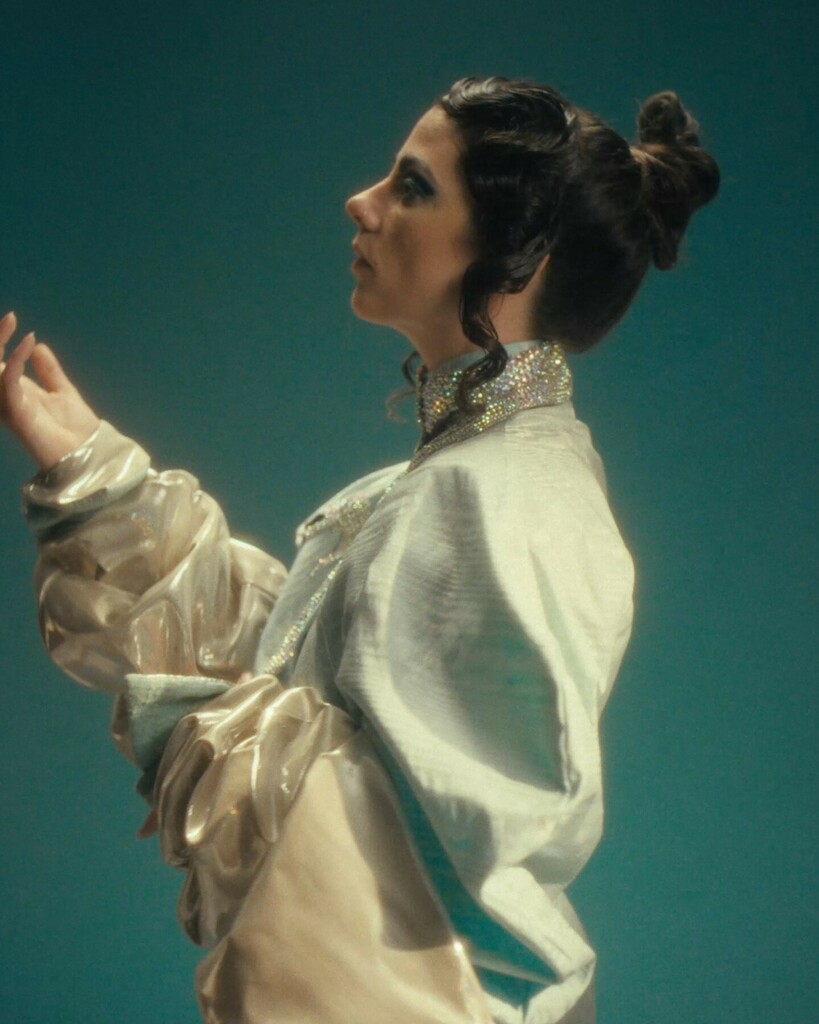 cutunderscore's tweet image. The styling of the musicvideo for The Edge was done by Lisa Helder. The coat worn by Belle was a graduation piece by Katie Tubbing. This specific line of design made by Katie was inspired by an outer space alien race. Lisa discovered Katie’s work when visiting expositions of…