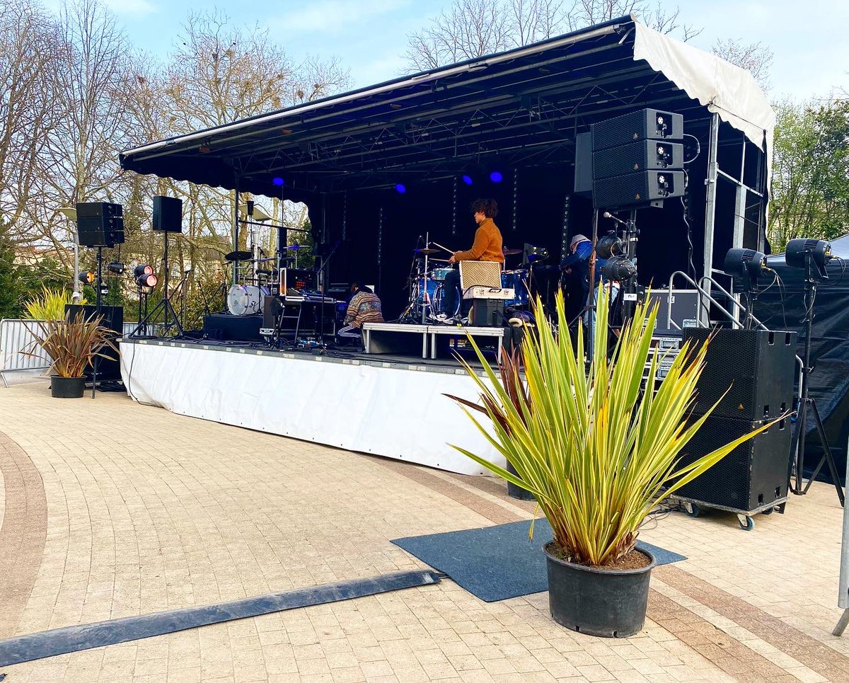 Ouverture du bar extérieur à 18h
Concerts de Terrier et Zaho de Sagazan à partir de 19h. 
Accès gratuit