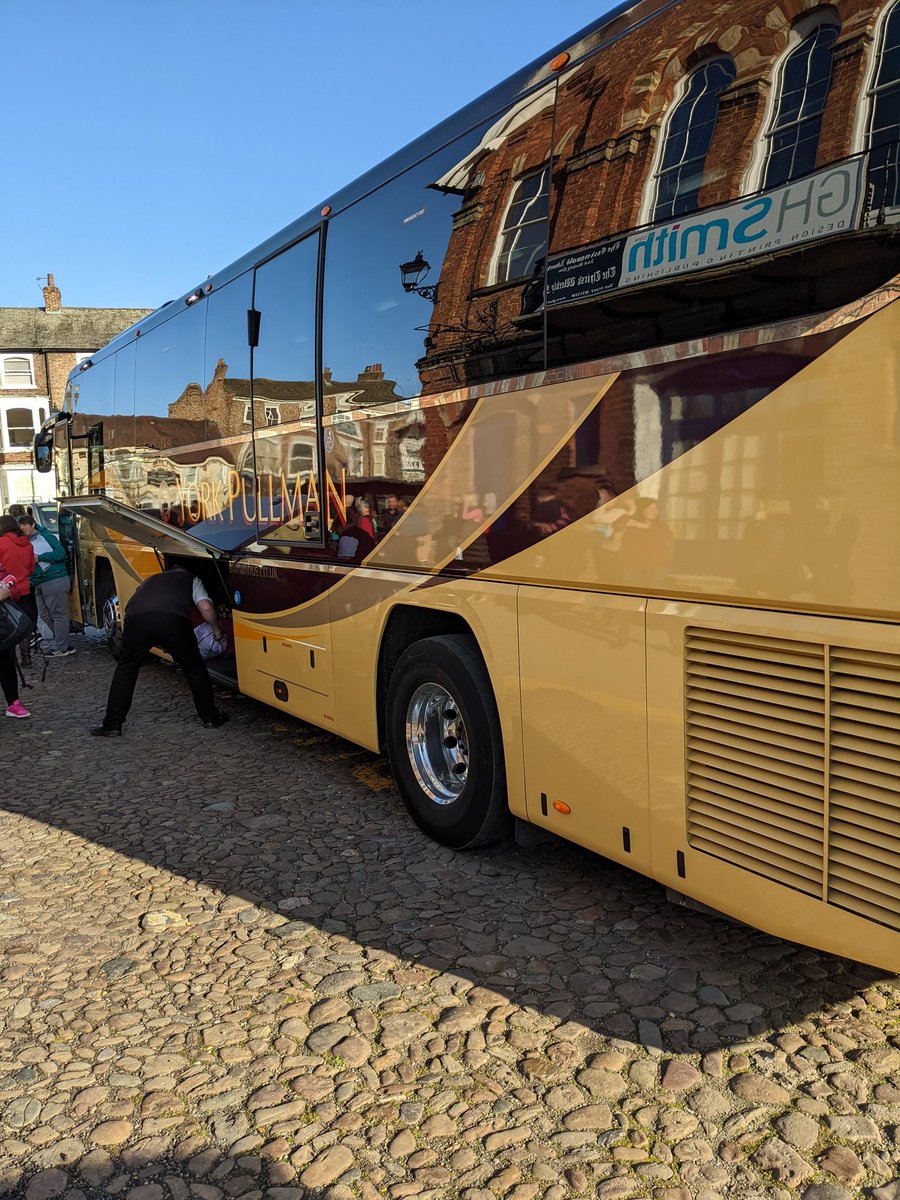 thisisjkerslake's tweet image. Great to see a well turned out coach and friendly, helpful and considerate driver from @YorkPullmanBus taking Easingwold and Sutton Brownies away for the weekend.