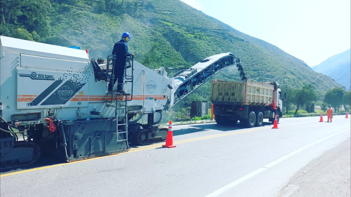 DeviandesPeru's tweet photo. #mantenimientoVial Periodico realiza trabajos de fresado de la capa asfáltica en el KM 074 #matuca #carreteracentral, tránsito por una vía, #usuario respete a los vigías https://t.co/KzvABoIEIB