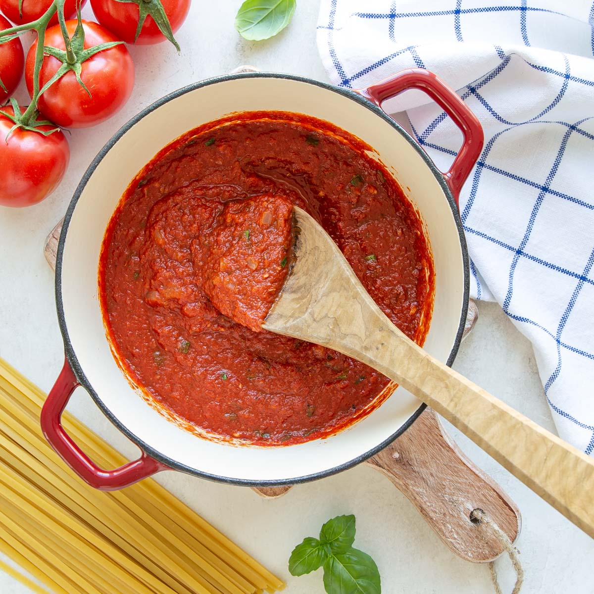 This delicious #Marinara Sauce is so EASY to prepare, you'll never want store-bought again.  Ready in 35 minutes total with simple ingredients!  🍝🍅😋 bit.ly/3KWRMni