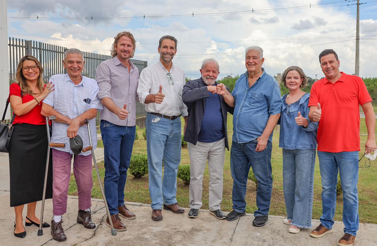 LulaOficial's tweet image. Em Curitiba, para a chegada de @requiaooficial no PT. Com @JanjaLula, @angelovanhoni, @zeca_dirceu, @enioverri, @gleisi e @arilsonchiorato.

📸: @ricardostuckert