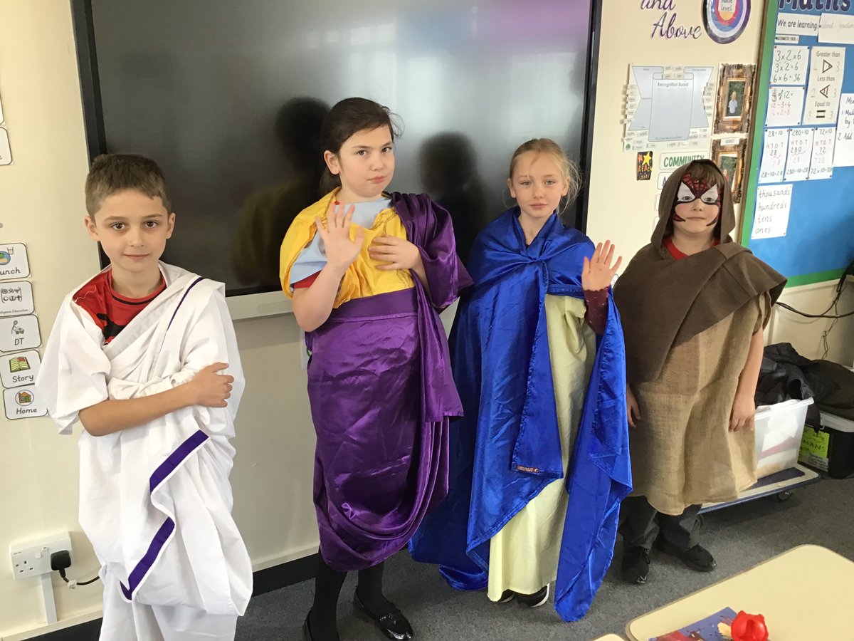 In History, Y4 had a visit from Oxfordshire museum for their Roman workshop.