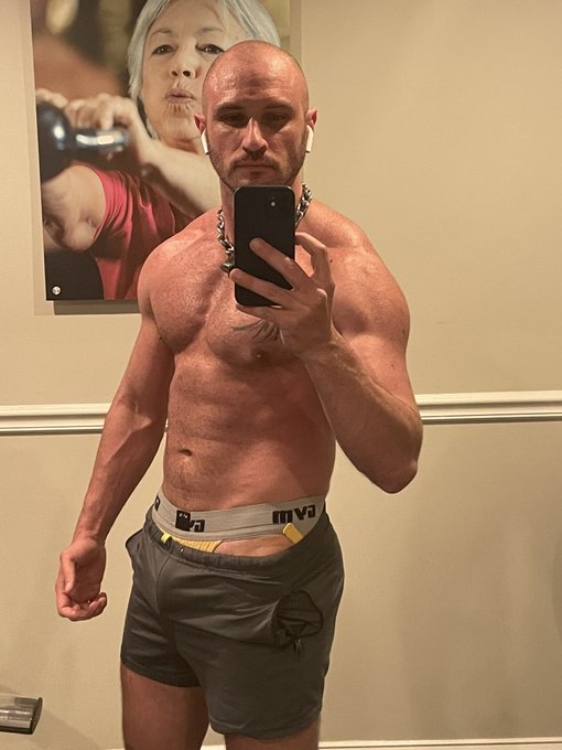 Watch GregRileyXXX's leaked NSFW photo on TwXstars