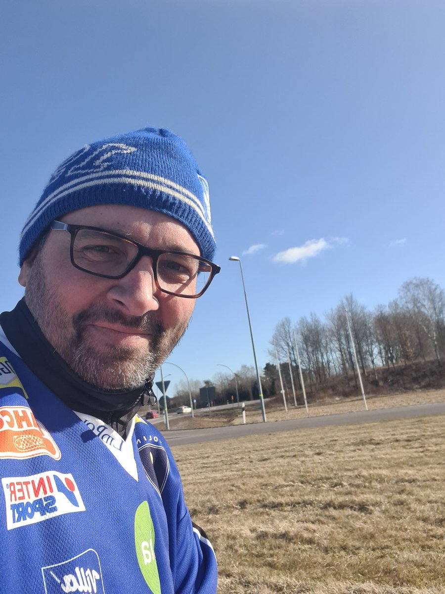 Jag och min rondell i Götene.🚙🔄 Hoppas hälsningen gick fram!💙🤍
Stort lycka till <a href="/andreasingo17/">Andreas Ingemarsson</a>, <a href="/JohanSixtensson/">Johan Sixtensson</a>, <a href="/Murren13/">Magnus Muhrén</a> &amp; alla övriga lag &amp; ledare i <a href="/vlbk_officiella/">Villa Lidköping BK</a>.
🏆💪👊