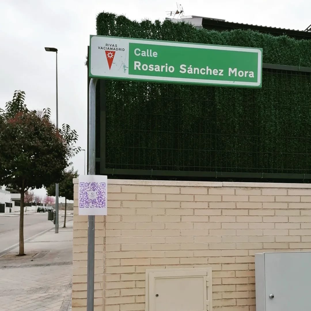 ROSARIO SÁNCHEZ MORA

¿Qué hizo esta mujer?
¿Por qué está calle tiene nombre de mujer? 
Busca el cartel con el código QR y te lo contamos...
#mujeresenlaluna #mujeresquehacenbrillarlaluna