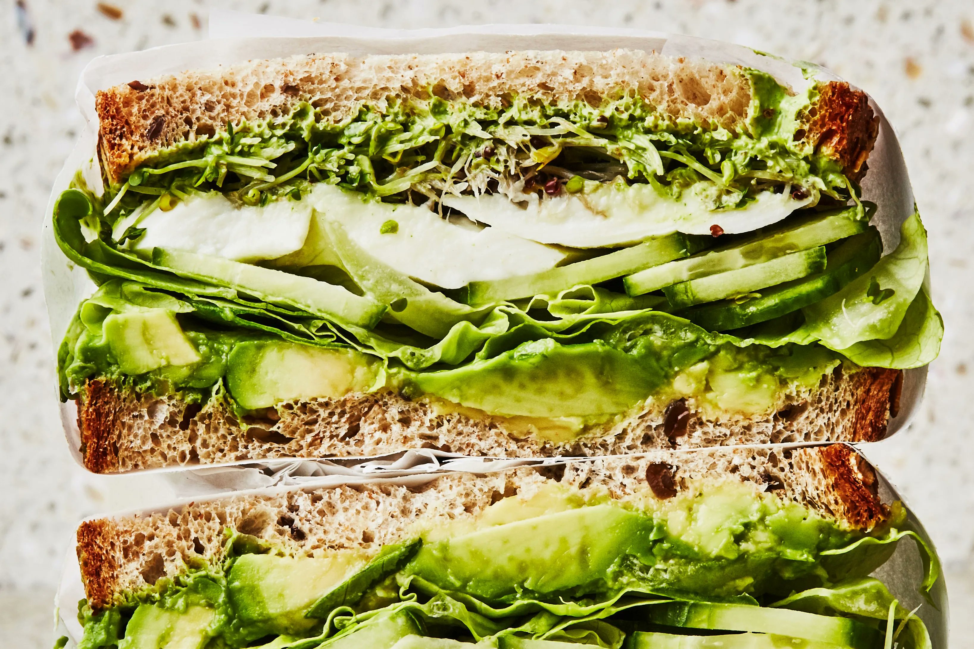 Бутерброд на зеленом фоне