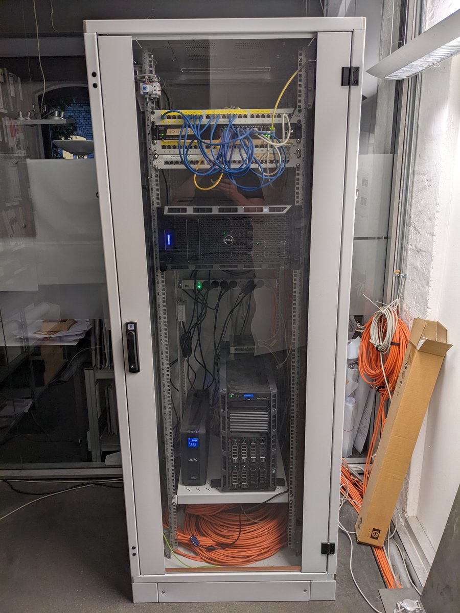 linetservices's tweet photo. Maßarbeit: hier hat ein Server endlich Platz im dafür vorgesehenen Schrank gefunden. Nachdem beim ersten Versuch die Schienen zu lang für den Schrank waren, ist der Umzug beim zweiten Versuch dank Millimeterarbeit gelungen. https://t.co/Qnj73W7oeh