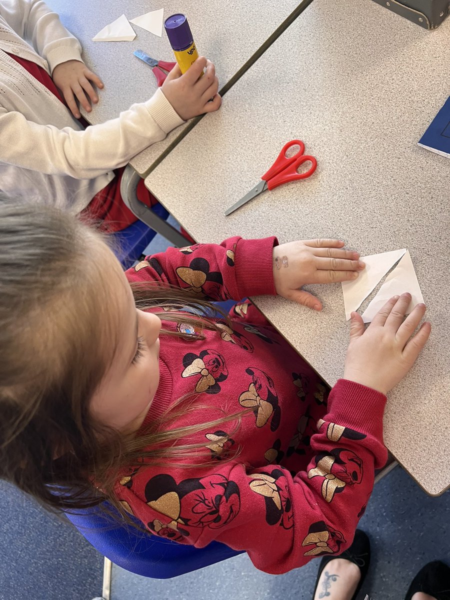 MFinfantschool's tweet photo. In maths this week Year 1 have started to look at fractions. They have been exploring making wholes and halves with different shapes and objects #mfmaths #mfturtles https://t.co/r3qeIZrgc4