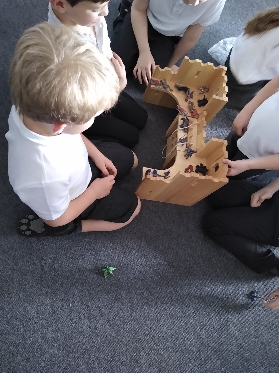 Y1and2Hedgehogs's tweet photo. Hedgehogs class had a turn with the castle building today as part of their topic work! A great time had by all @MonktonParkSch https://t.co/C1JFsrcyWs