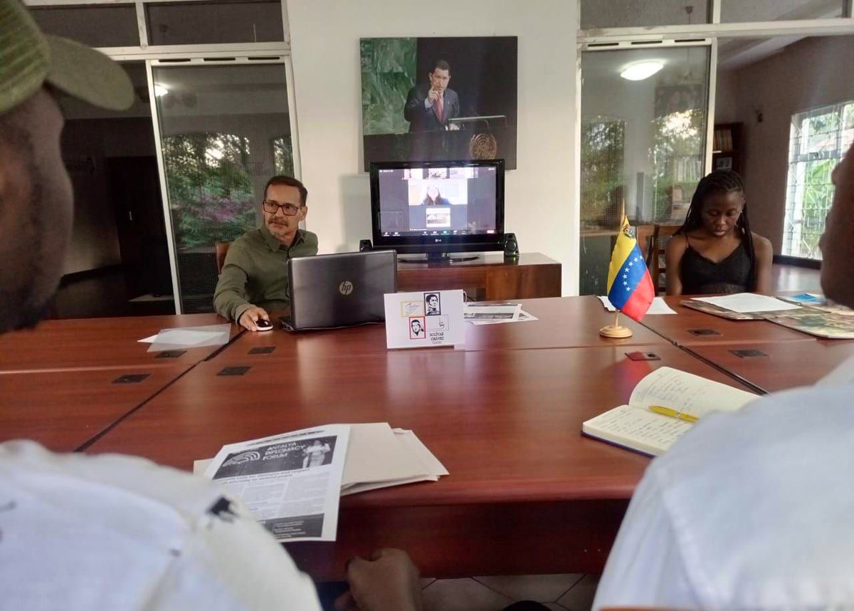 EmbaVEKenia's tweet photo. Centro Bolívar y Chávez en Kenia celebra el número 50 de #VenezuelaInforma con un conversatorio sobre los alcances de este medio de comunicación soberano, participativo y militante. @CancilleriaVE @ypimentel2021 @plasenciafelixr https://t.co/4slkRNDWHW