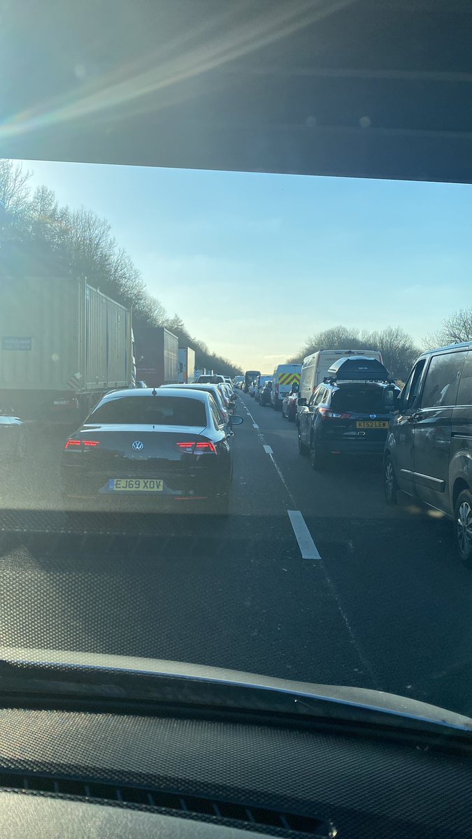 StuartSim007's tweet image. #m4 #swindon #stuck anyone got a ball??