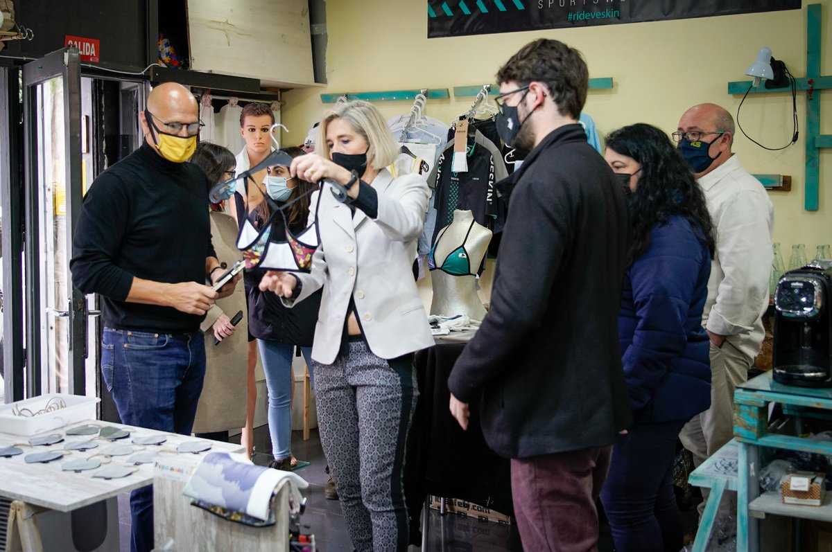 ERC_gracia's tweet photo. 🟤 Ahir vam visitar amb en @raulromeva diferents iniciatives de consum i producció sostenibles a #Gràcia 👇🏽

♻️ #2MServeis a #ElColl, on ens van explicar el seu projecte de disseny i confecció de roba d'esport amb teixits fabricats a partir de plàstics recuperats del mar. https://t.co/K7M4fSg7Mk