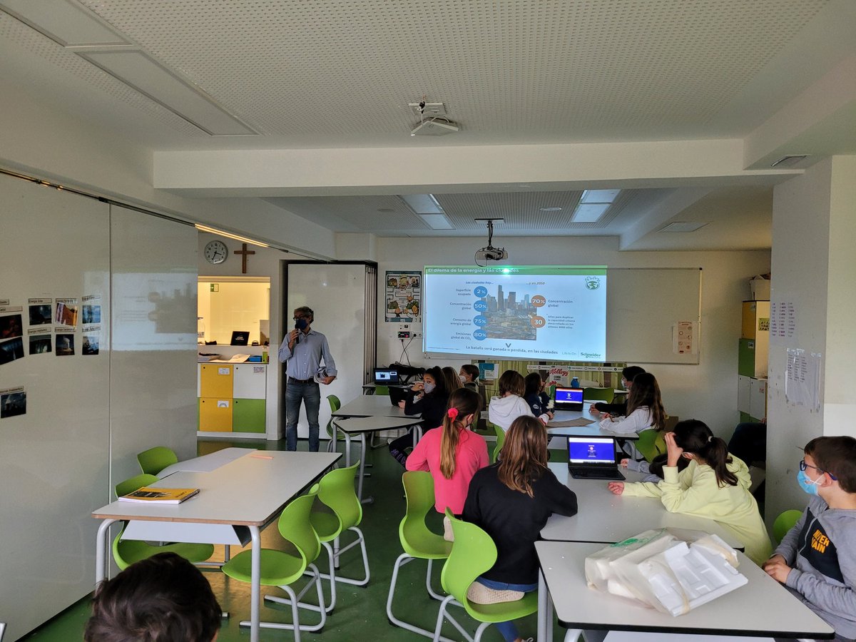 ipedrell's tweet photo. Ho hem tornat a fer!
Avui SmartCities de la mà del gran Quim Daura Quin crack!, ja tenim enginiers/enginieres de les pròximes SmartCities. Gràcies col.legi Kostka, gràcies Quim Daura. #NEI6, #JEgràcia, #schneiderES, #letsgoengineering https://t.co/Y5fVrZctlY