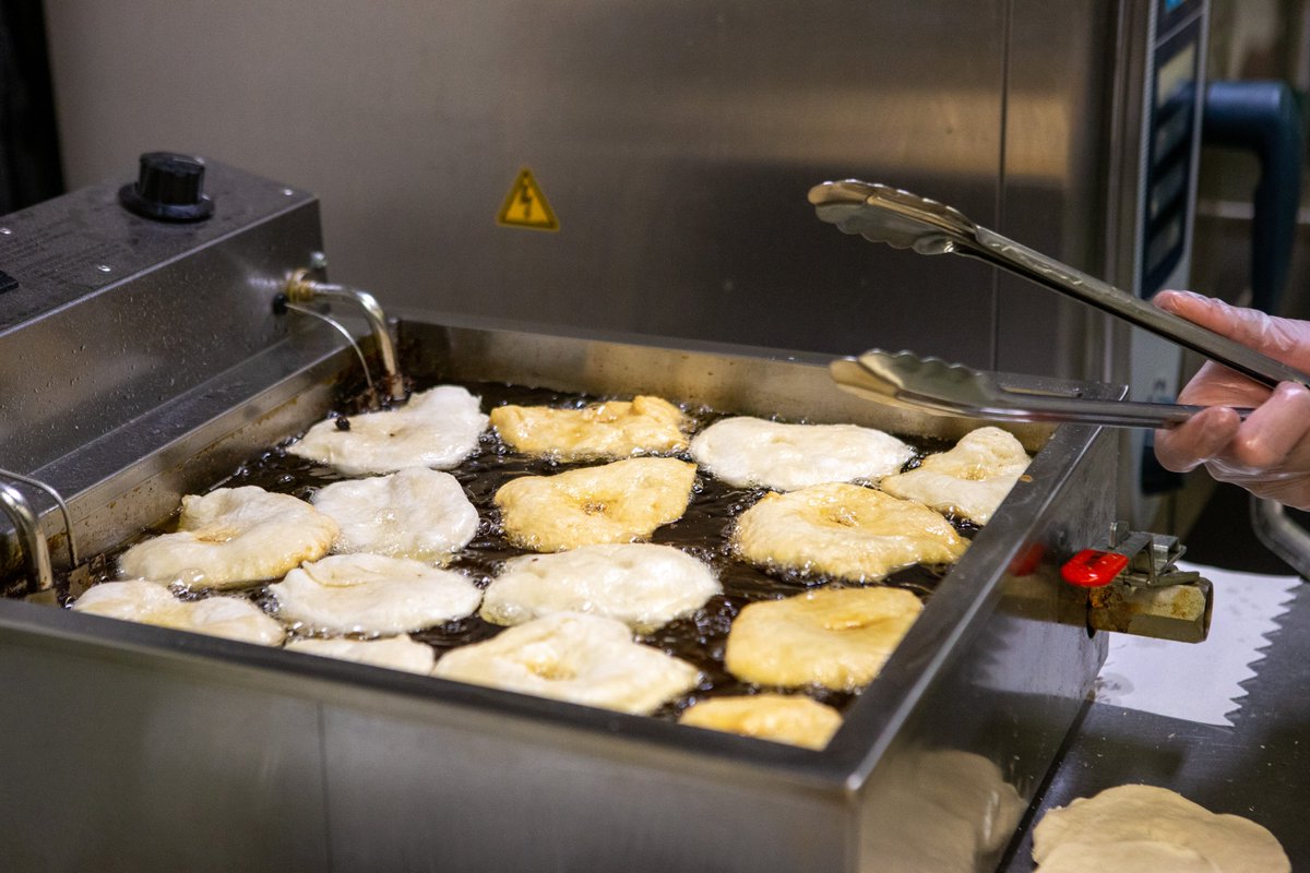 LethCollege's tweet image. It's Frybread Friday! 

Marni and Lowell have been cooking up some delicious frybread in our kitchens this morning 😋

Come grab yours in Centre Core and top it the way you like, while supplies last. 

#StonePipeDays #yql