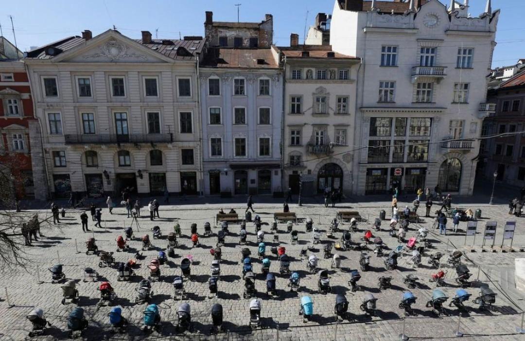 LaCarinosaNeiva's tweet photo. POR LOS NIÑOS MUERTOS EN GUERRA 💔
Más de 100 carritos vacíos ocupan la plaza Rynok de Lviv para representar las muertes de al menos 109 niños en ataques perpetrados por Rusia desde el comienzo de la invasión a Ucrania.
#Nowar #Ucrania #Rusia #Lviv #Rynok
📸 REUTERS https://t.co/ZOyGu1jlkM