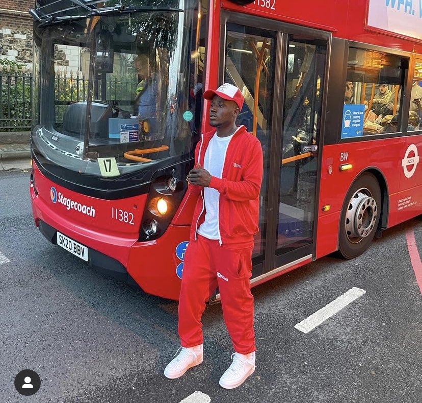 Vic_emma01's tweet image. FatherDMW was just a bike man in lekki and he has friends in Davido hux he then started going there regularly until Davido bought him a new bike and paid his school fees, Sent him to school and now his life is changed forever!

@davido is an angel in human form🙏❤️
#WRBLO2