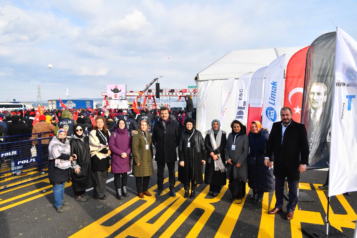 Cumhurbaşkanımız Sayın @RTErdogan: Türkiye’nin, Türk milletinin istediğinde başaramayacağı hiçbir şey olmadığını dosta düşmana gösterdik, gösteriyoruz. #1915ÇanakkaleKöprüsü