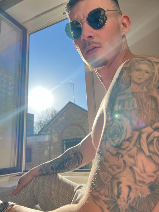 The sun is calling me 🌞
#london #loveislove #lifestyle #model #modeling  #motivation #malemodel #fitnessmodel