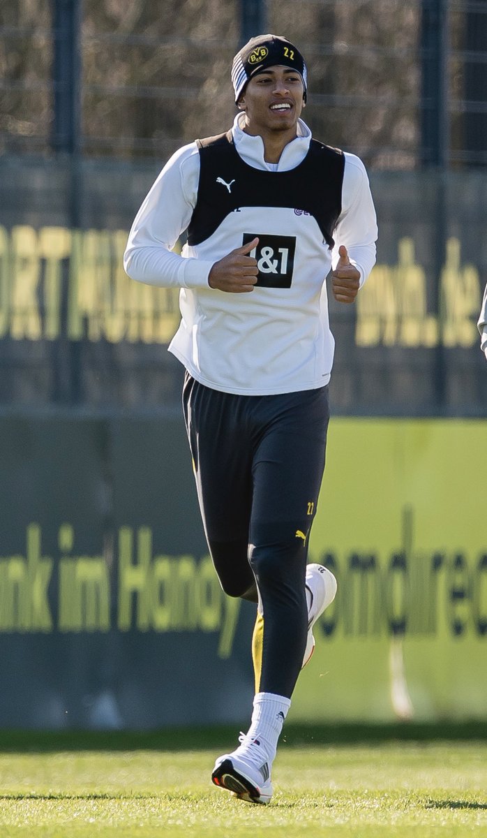 BellinghamJude's tweet photo. Thanks for the well wishes after the last game, feeling good. Auf gehts.🖤💛 https://t.co/eccrWQNQcz