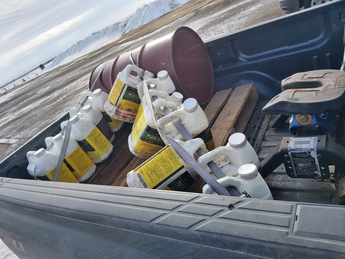 Goldendeefarms's tweet photo. Oil refill day. 
#bulkoil #CdnAg #saskag #springOilSale #StockUp https://t.co/EcbQdOiK4b