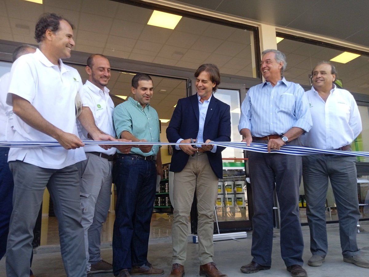 AlvaroVenturini's tweet photo. Re Inauguración de sucursal   en Río Branco, más repuestos, más tecnología, más conectividad, más capacitación para nuestros clientes!! Gracias a ellos este es posible 🌾 #interagrovial #johndeere #JohnDeereConecta #Pla #Altina #Akron Gracias @LuisLacallePou @camboue @MGAPUruguay https://t.co/3rfN8mAIEF