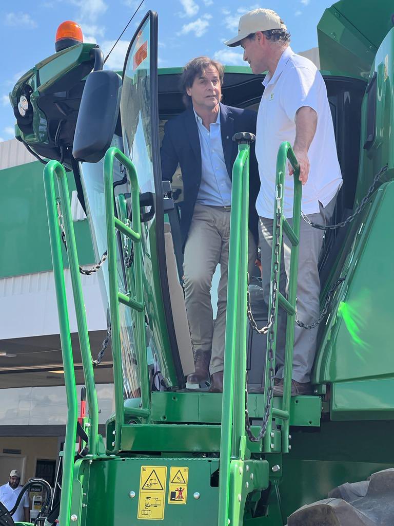 AlvaroVenturini's tweet photo. Re Inauguración de sucursal   en Río Branco, más repuestos, más tecnología, más conectividad, más capacitación para nuestros clientes!! Gracias a ellos este es posible 🌾 #interagrovial #johndeere #JohnDeereConecta #Pla #Altina #Akron Gracias @LuisLacallePou @camboue @MGAPUruguay https://t.co/3rfN8mAIEF
