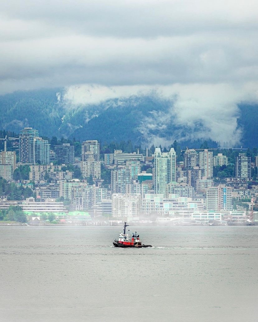 FraserRivKeeper's tweet photo. For #FRKFeatureFriday this week, we’re featuring a stunning photo of a lone #boat exploring the surrounding waters of #Vancouver!
“Thinking back to when I was in Vancouver. Such a great city surrounded by beautiful nature. 🇨🇦🏙⚓️ 🌲”
📷: jonathanbiehl, Instagram https://t.co/lV7eC5qVSw