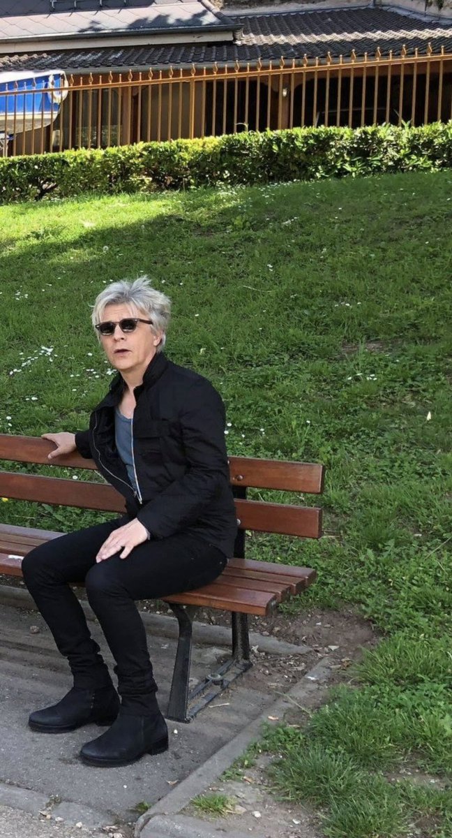 oocnicolasirkis's tweet photo. being assise au banc de bois au jardin d’un manoir be like : https://t.co/BvOkvk0ppb