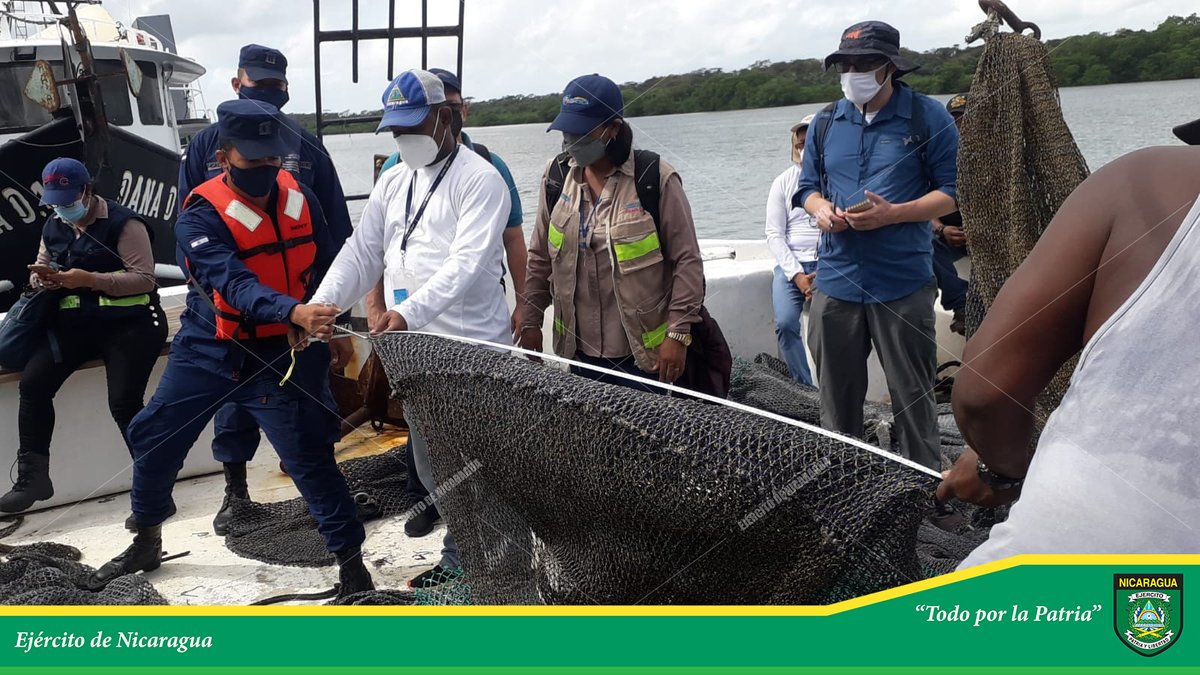 EjercitoNic's tweet photo. #NOTAINFORMATIVA | A través del #DistritoNavalCaribe, se participó en inspección de los Dispositivos Exclusores de Tortugas, en las embarcaciones de pesca industrial en puerto #ElBluff, en coordinación con #INPESCA y el @StateDepten. #TodoPorLaPatria https://t.co/FiuHwBVbZA