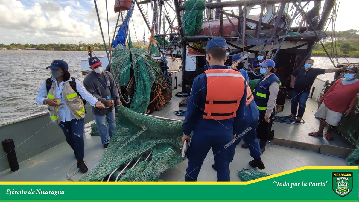 EjercitoNic's tweet photo. #NOTAINFORMATIVA | A través del #DistritoNavalCaribe, se participó en inspección de los Dispositivos Exclusores de Tortugas, en las embarcaciones de pesca industrial en puerto #ElBluff, en coordinación con #INPESCA y el @StateDepten. #TodoPorLaPatria https://t.co/FiuHwBVbZA