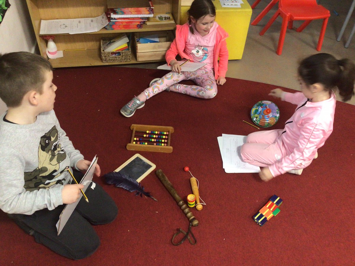 ysgolyddraig's tweet photo. #YYDrheidol Exploring artefacts and photographs of Llantwit in the past, as part of our enrichment day this week. We used a categorising thinking frame to organise our thoughts. #YYDenrichment #YYDcynefin #YYDthinking https://t.co/T4a4KxROgx