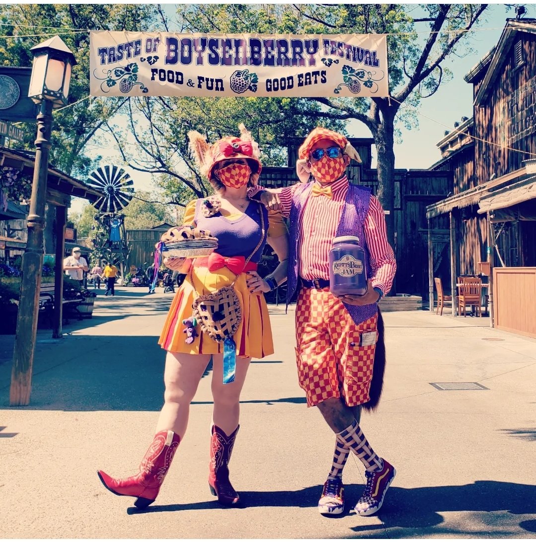 #KnottsBoysenberryFestival starts today and I'll be in the park solo till about 3pm (as Sweetie Pie is stuck at work)
So if you see me while you are eating all the tasty foods feel free to say hi and take a selfie with me if you want.
🍇🥧
@knotts 
#knotts #KnottsBerryFarm