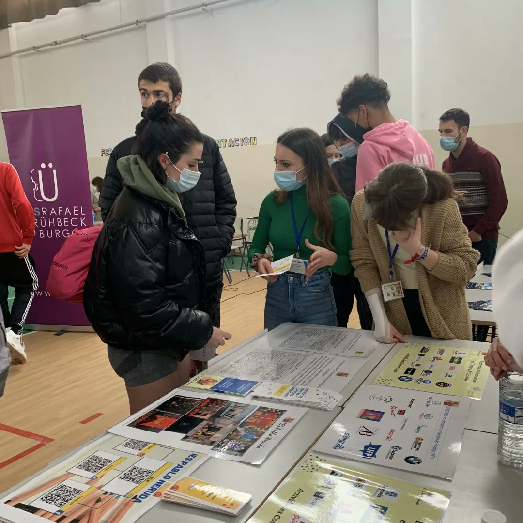 IES_PabloNeruda's tweet photo. Nuestros alumnos de 2° de ciclos formativos participaron en la Feria de Orientación y Académica en en @iesrafaelfruhbeck #FPNERUDA https://t.co/4EHXPzsGga