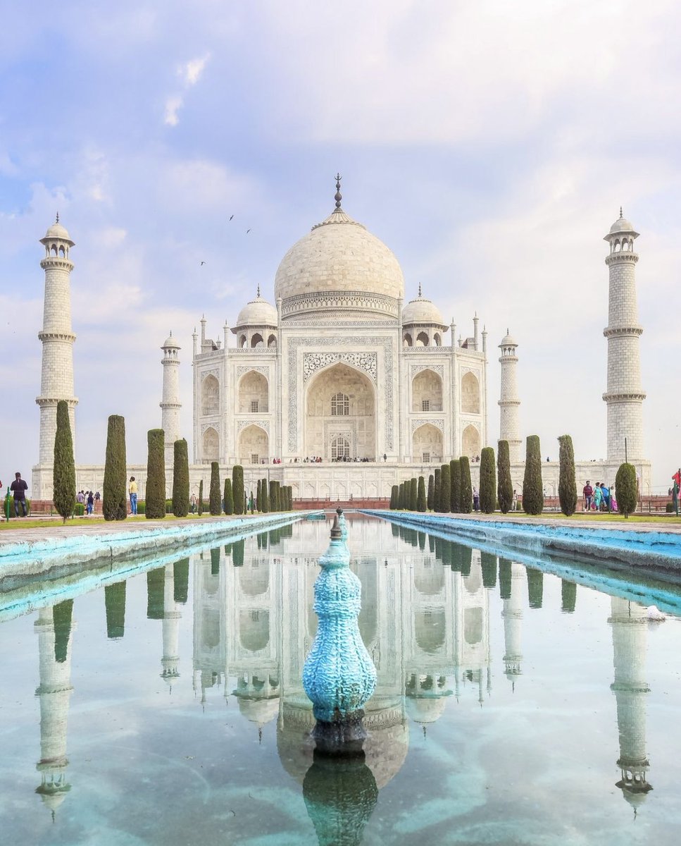 The stunning Taj Mahal🤩🇮🇳 Have you been lucky enough to visit one of the Seven Wonders of the World?