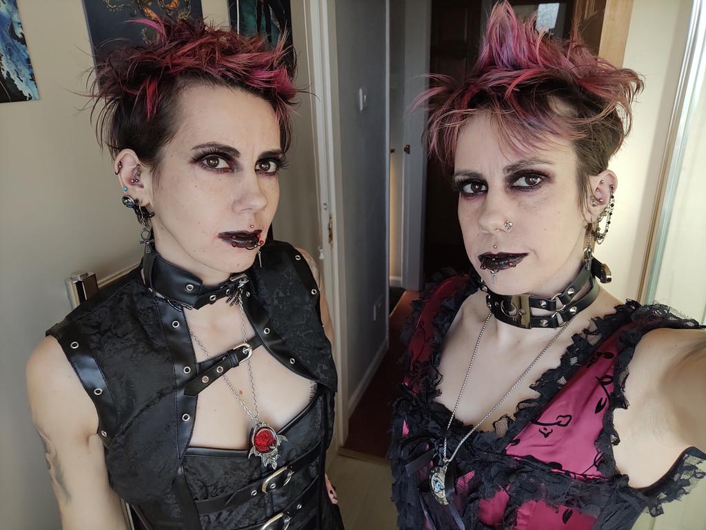 Glammed up for @ditavonteese Glamonatrix tour! We are so excited! Actually look halfway decent for a change! Astra lashes from ve cosmetics
Face @barrymcosmetics eyes @joliebeautyHQ Vampirism pallette
#goths #gothtwins #glamour #gothglamour #beautywithoutcruelty