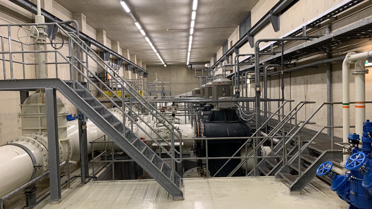 JokeGeldhof's tweet photo. De wondere wereld onder de grond: @hollandsedelta zuivert met immense installatie #Dokhaven 10 meter onder maaiveld het afvalwater van 0,5 miljoen Rotterdammers in 14 uur tot schoon oppervlaktewater 💙
Heel bijzondere #waterzuivering groot, ondergronds en snel https://t.co/N5V5SwCYqj