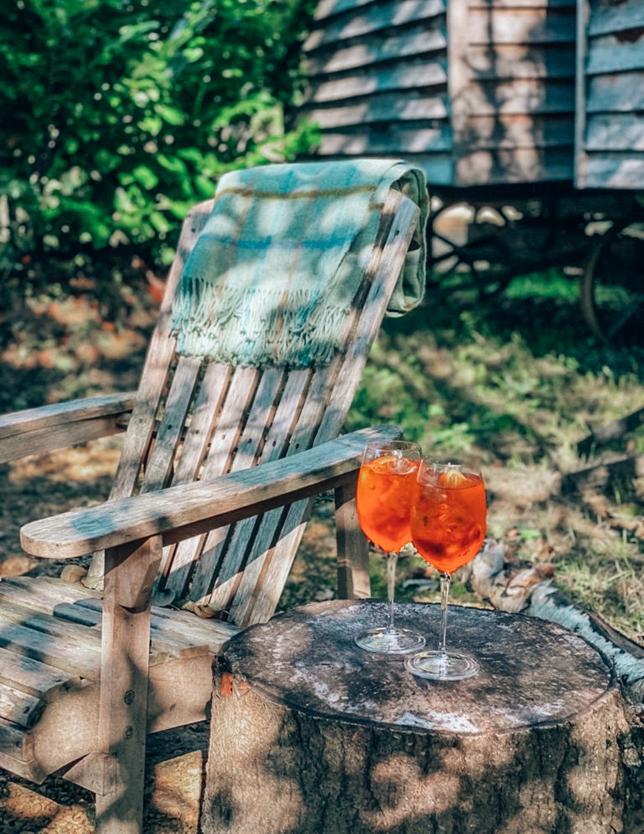 Pub? Pub 🥂🍾🍸🍹 . A spritz of spring and a burst of blues skies means only one thing here in Old Blighty… . #cheerstotheweekend #fridayfeeling #bottomsup #sunniesout 📸 @jaderebecca_