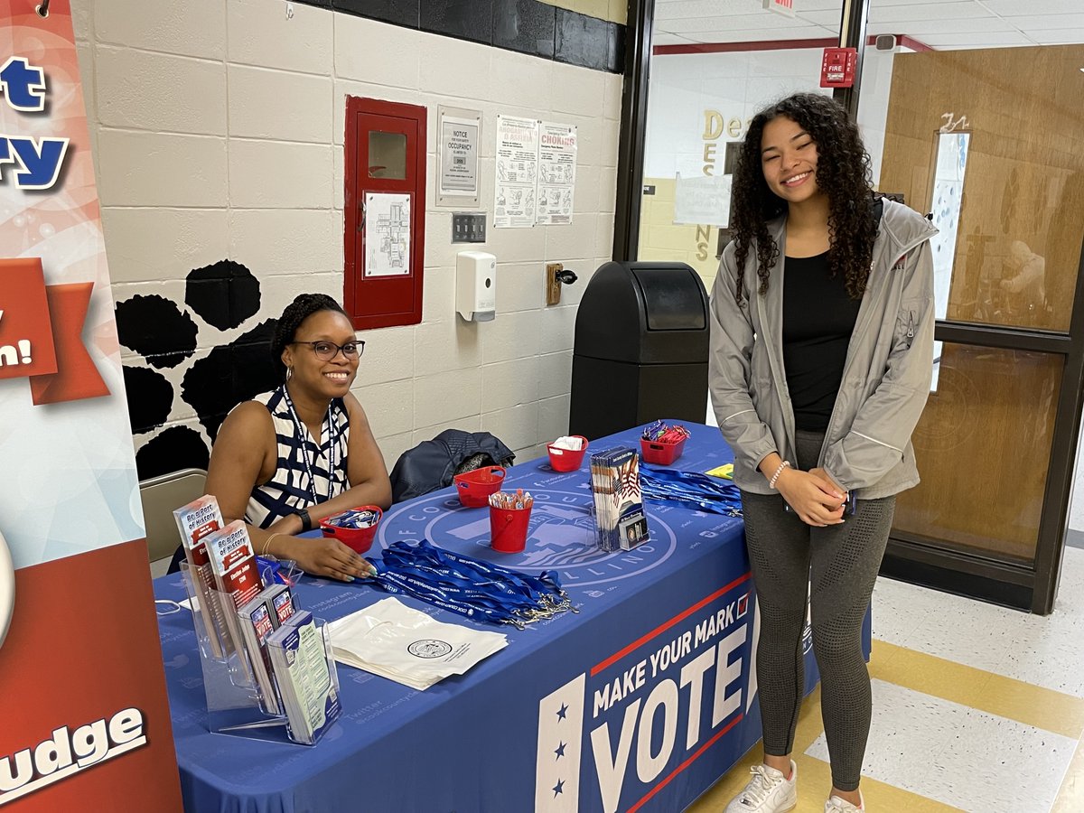 ExperienceOFHS's tweet photo. Thanks to the #CookCountyClerk's Office, who came to recruit Jrs. &amp; Srs. to be #electionjudges in the next election. It was so easy because students only had to scan a QR code and sign up to do it! #TheBengalWay @WorkElectionDay #Election2022 https://t.co/O1yAbz6AqG
