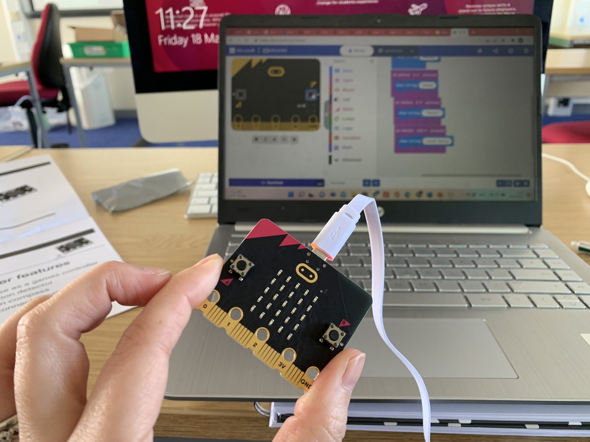 MrsParryDysgu's tweet photo. Lot o hwyl gyda bee-bots a microbits heddiw! Cymaint o ffyrdd diddorol i ddefnyddio adnoddau! // Lots of fun experimenting with technology today - excited to apply my knowledge in the classroom 🐝📚🖥⬆️⬇️⬅️➡️ @ITEcardiffmet https://t.co/WmeWeBVJVx