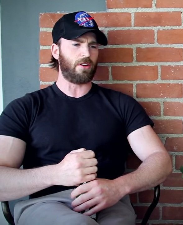 0contextcevans's tweet photo. chris evans once held something using both his hands https://t.co/IGjrM6nQWo