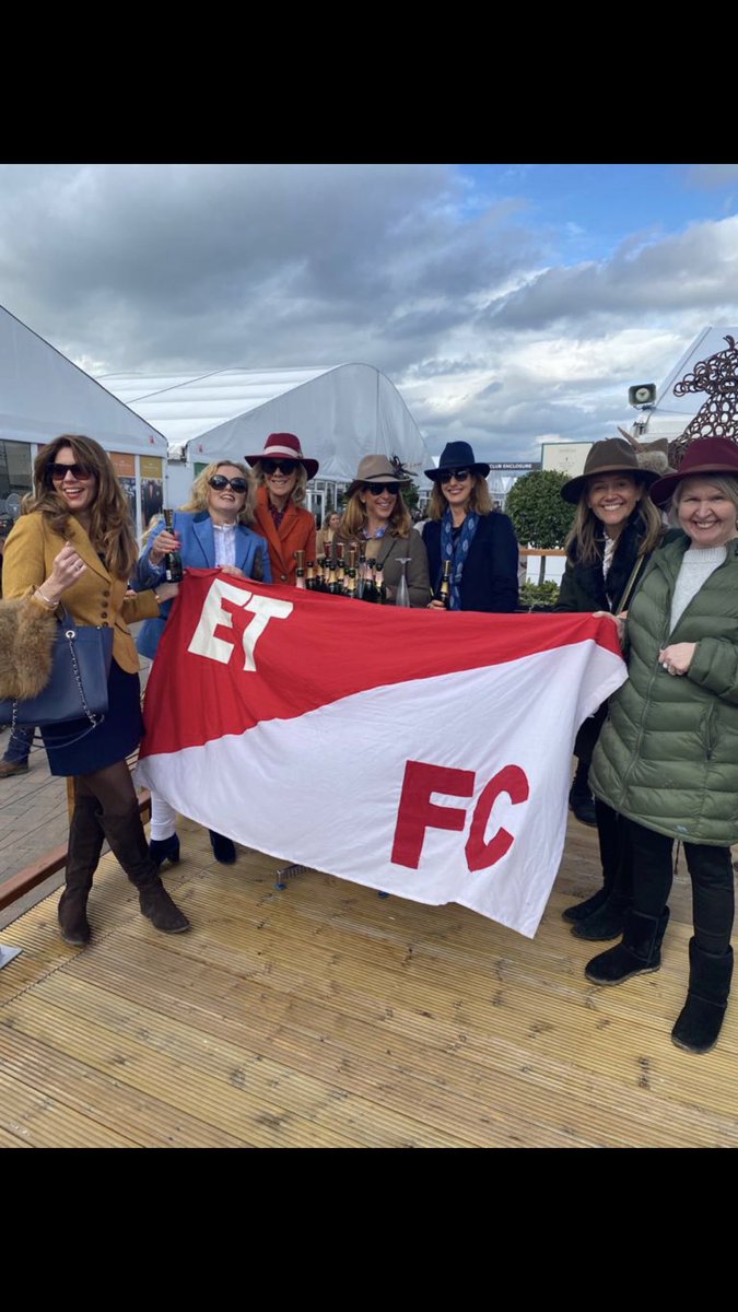 🐎 #TheEarls flag making an appearance at Cheltenham this week 🙌 #CheltenhamFestival 

🔴⚪️🔴 #ETFC