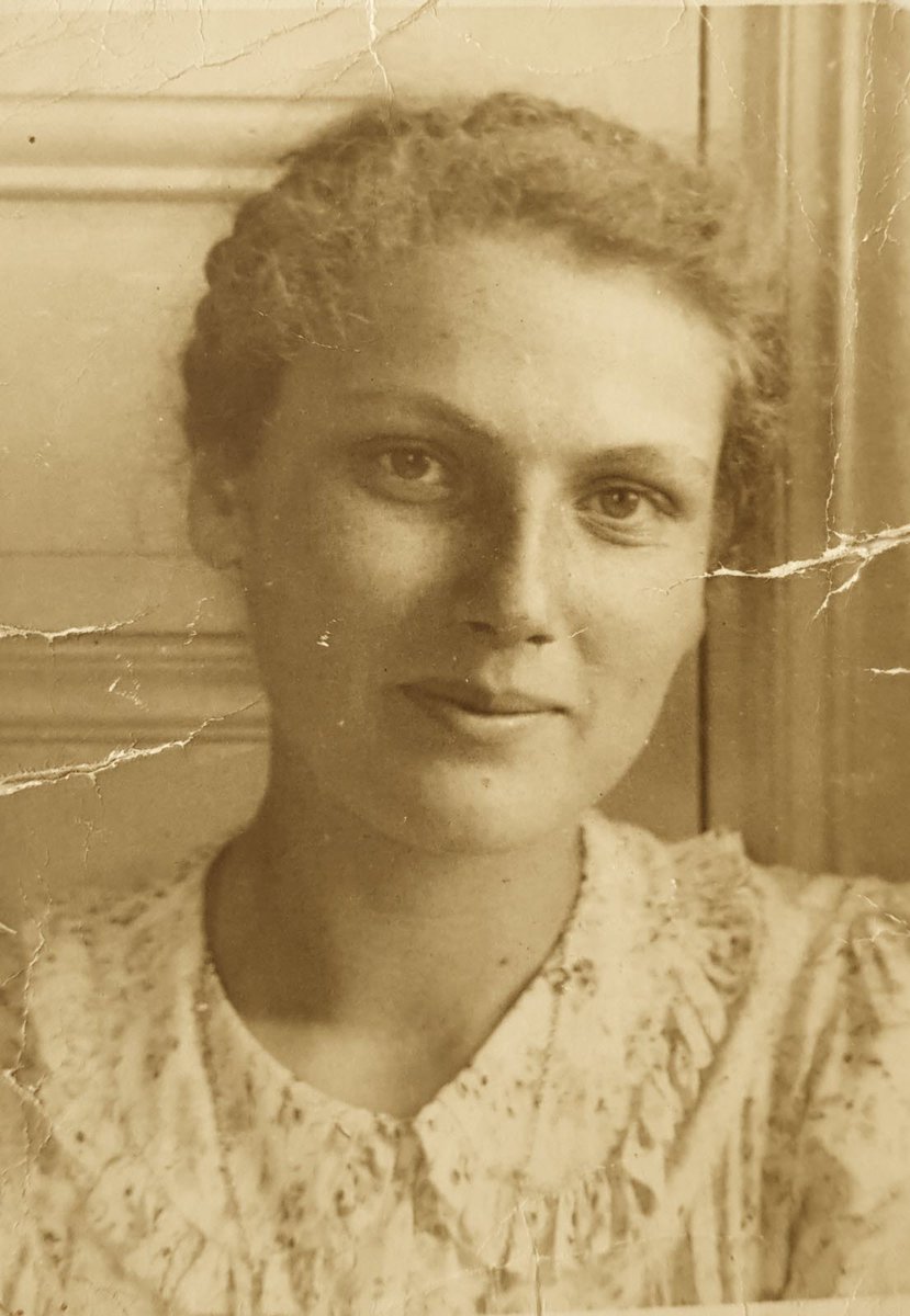 paroles_la's tweet photo. 18 mars 1944. Les Jacob fêtent les 21 ans de l'aînée. Le 30, tous sont raflés. Sauf elle. 19 ans, déjà résistante, va-t-elle abandonner? Au contraire, elle redouble d'activité. Elle sera arrêtée, torturée, déportée, mais témoigner sera son prochain et long combat. Denise Vernay. https://t.co/et0MnB4NK9