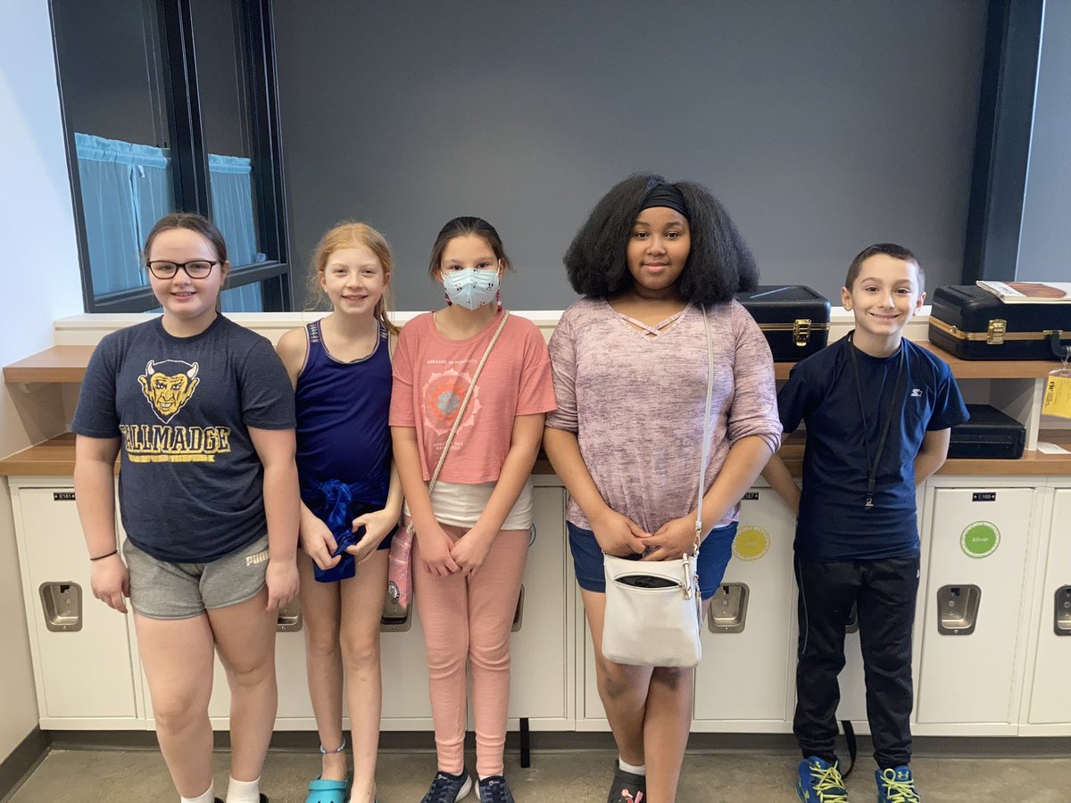 HoldenRavida's tweet photo. Another great group of kids! Thanks for your help this week! The Kindergartners loved having you!!! #TallmadgeElementary #5thGradeRoleModels https://t.co/0ly8S24bT3