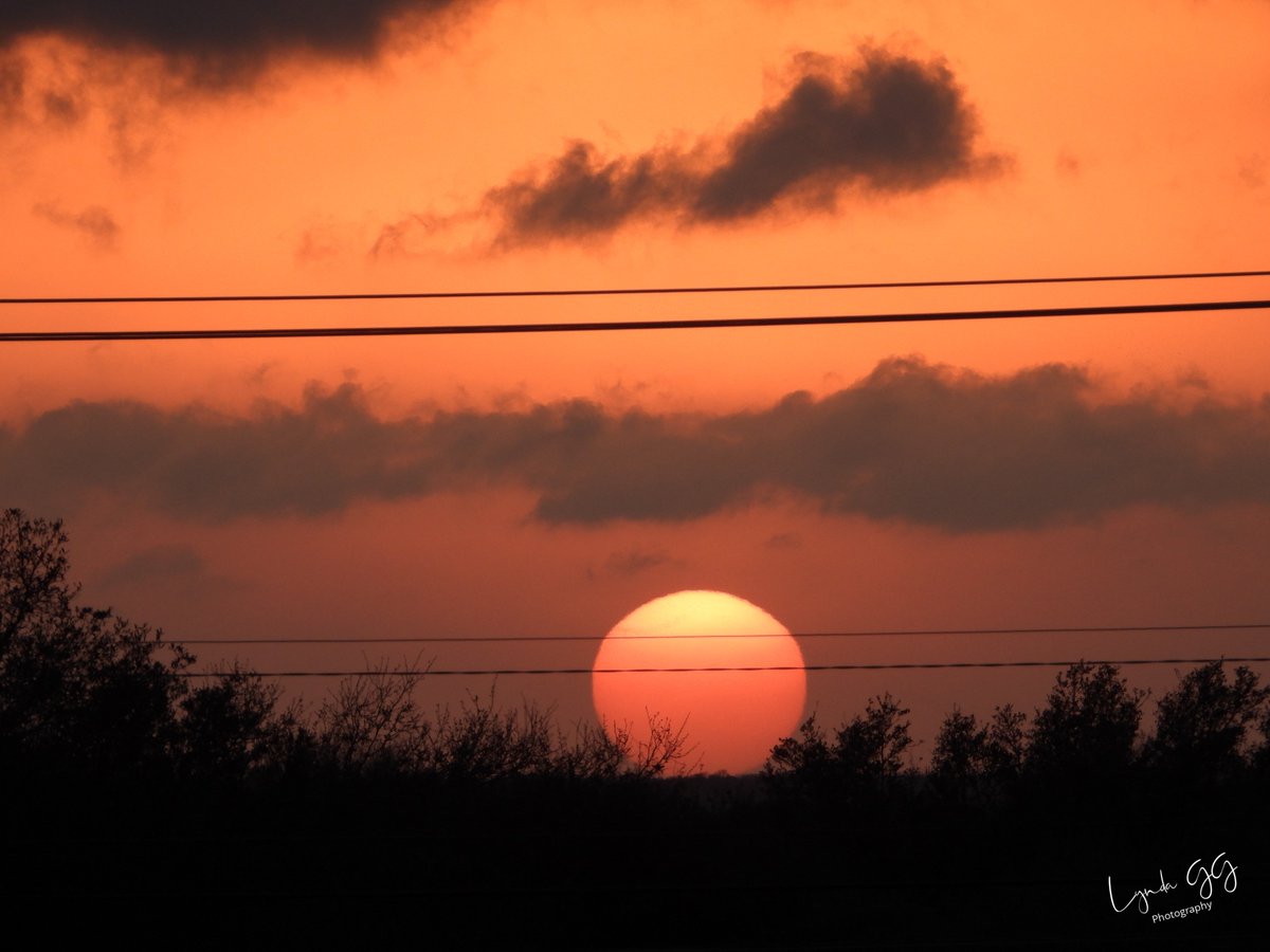 lyndagg924's tweet photo. St. Patrick's Day Sunset from Round Rock #DaybreakATX https://t.co/iwA0fEZpLg