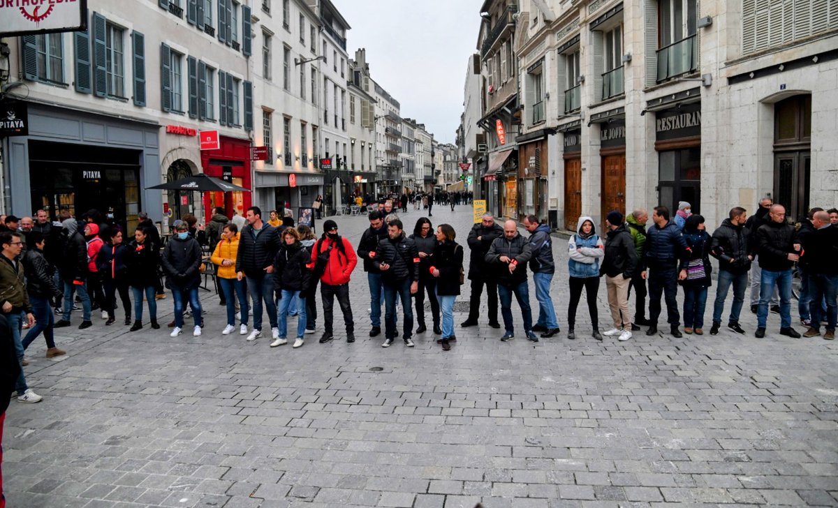 Quentin_TOP's tweet image. Emmanuel Macron à #Pau: quelques dizaines de policiers en civil interdisent aux journalistes et aux badauds l'accès à la rue de la mairie. 
@SO_Pau